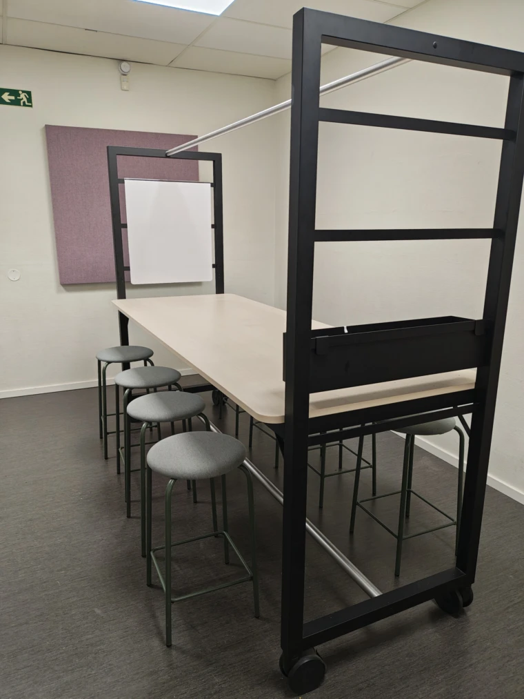 Flexibelt bord och pallar som kan flyttas efter behov.