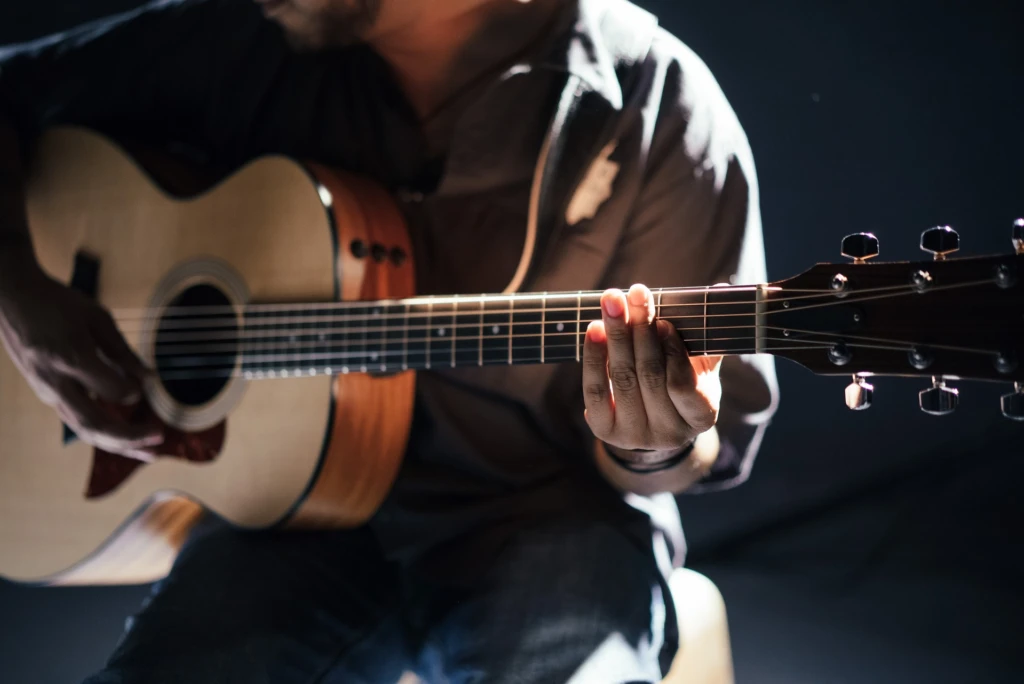 Person som spelar gitarr