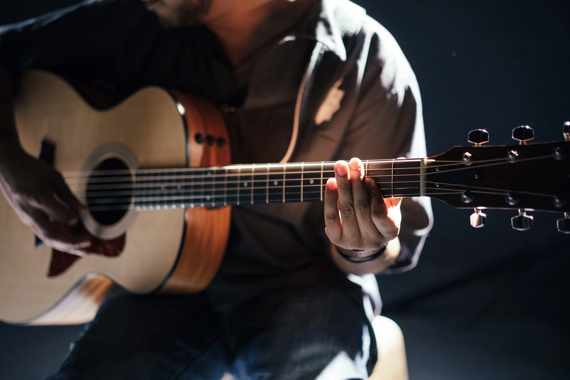 Person som spelar gitarr