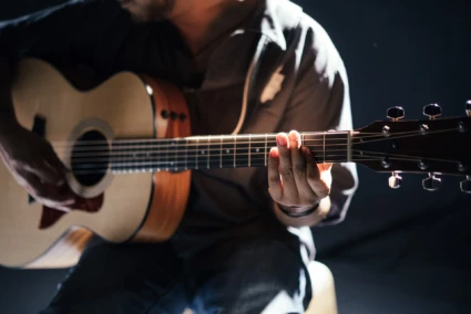 Person som spelar gitarr