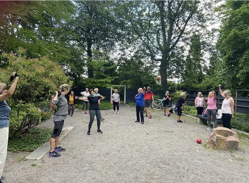 Personer som är utomhus och tränar tillsammans