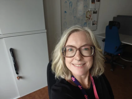 Kvinna med glasögon på kontor
