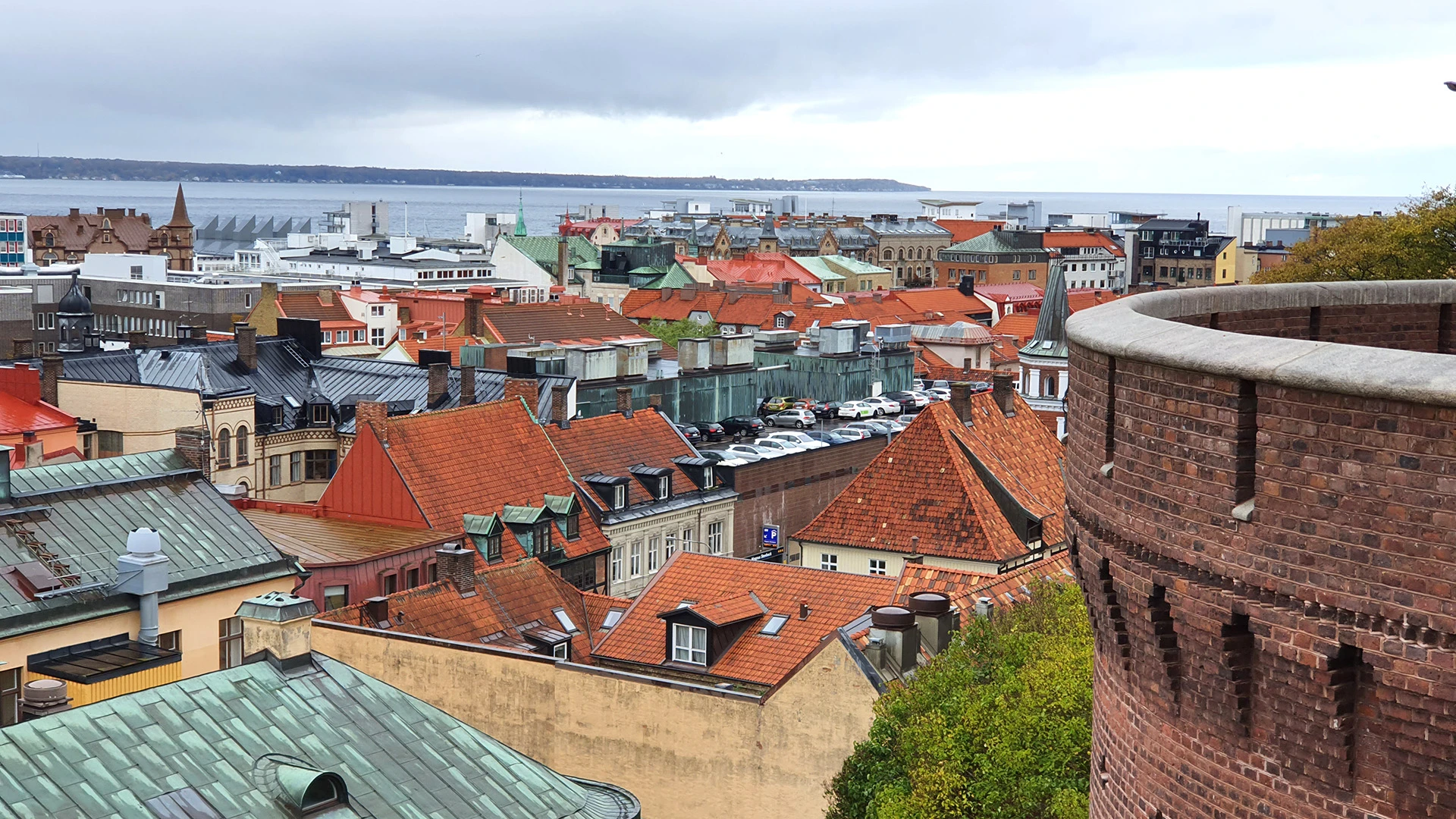 Vy över takåsar i Helsingborg från Terrasstrapporna.