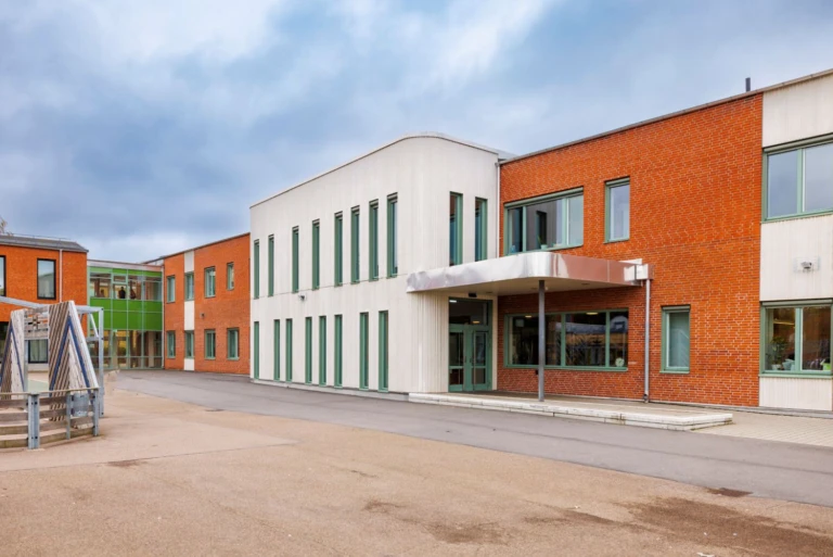 Fasadbild Västra Berga skola