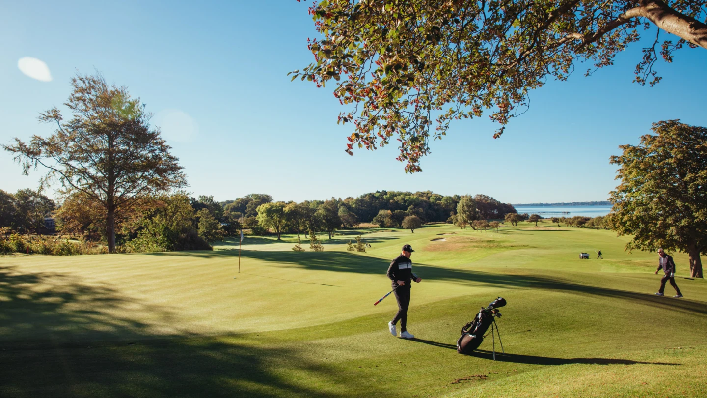 Golfbana med havsutsikt