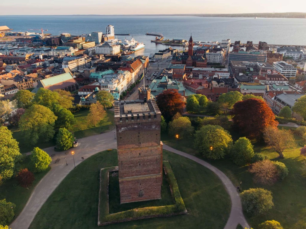 Drönarbild över Kärnan och ut över staden.