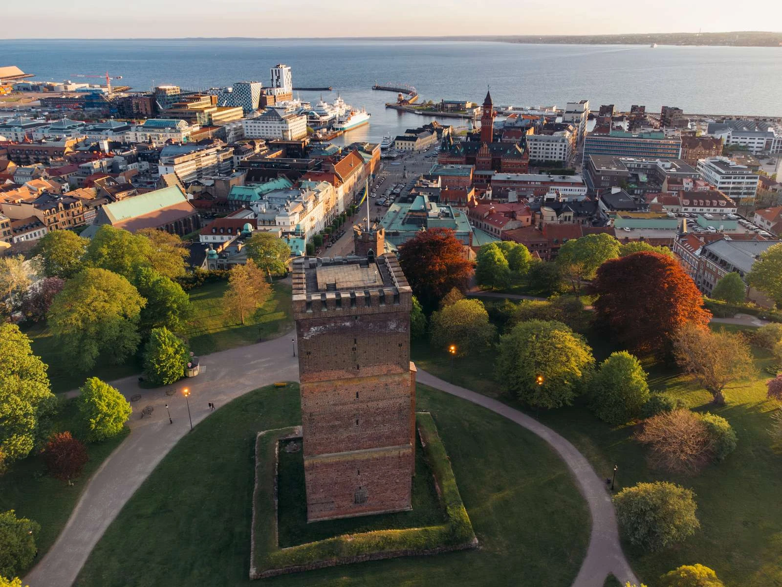 Drönarbild över Kärnan och ut över staden.