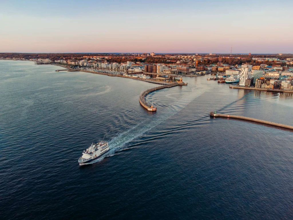 drönarbild över hamninloppet i Helsingborg
