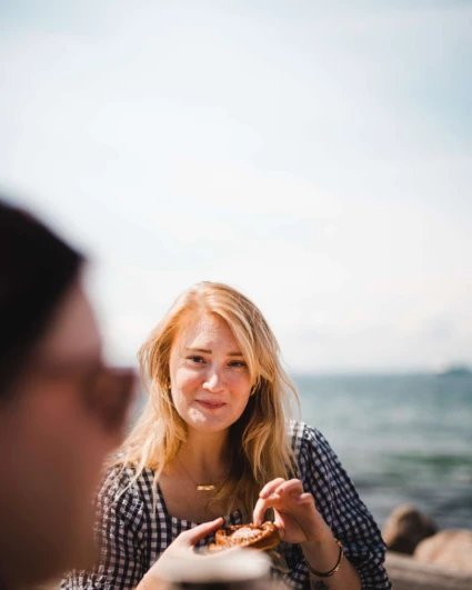 porträtt på en ung kvinna vid havet