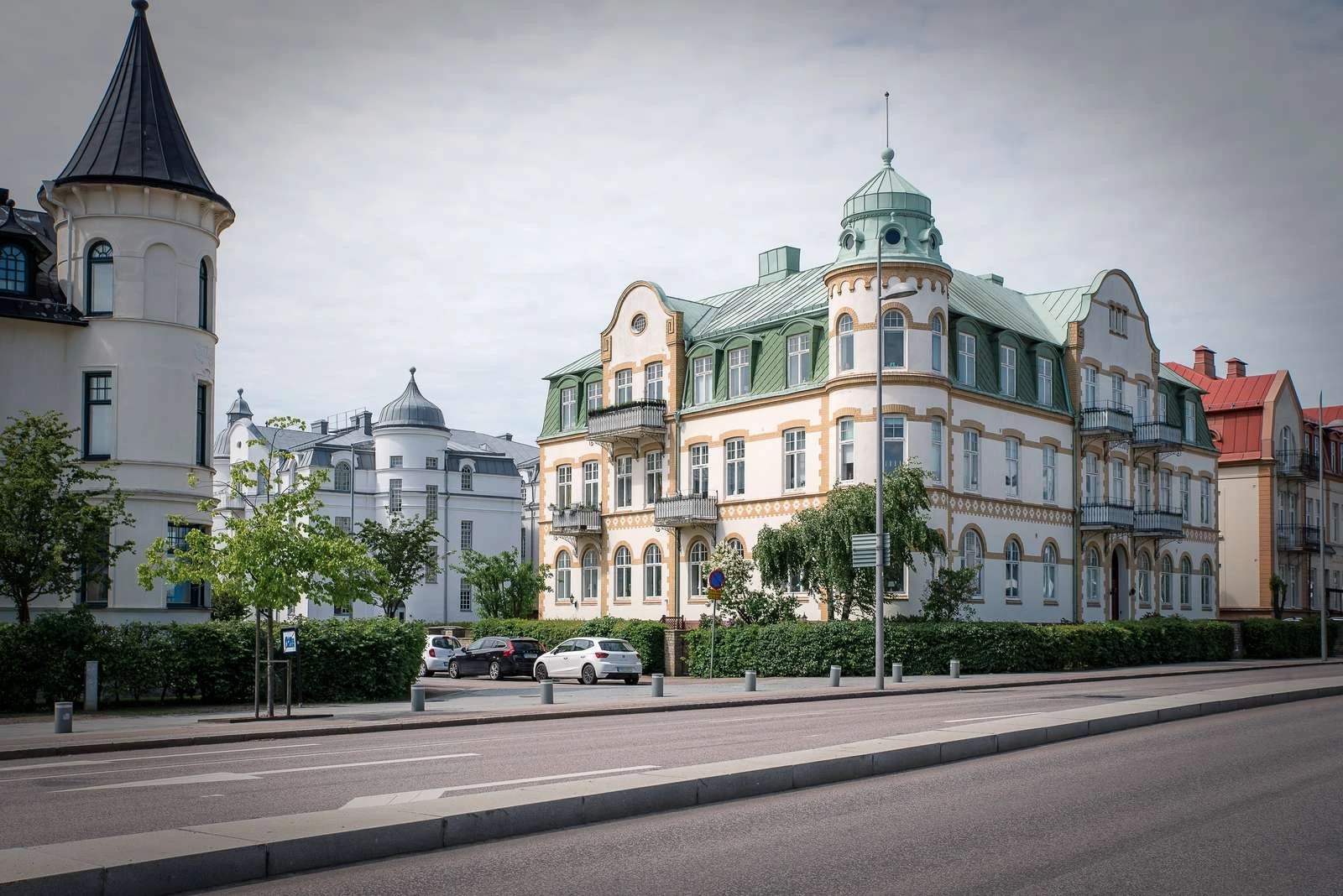 Lägenhetshus i sekelskitesstil på Olympia.