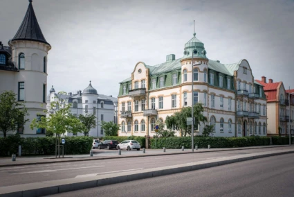 Lägenhetshus i sekelskitesstil på Olympia.