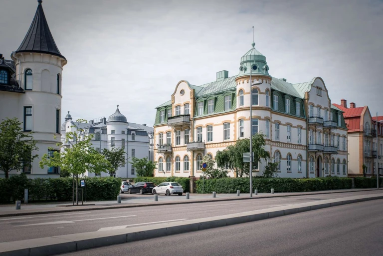 Lägenhetshus i sekelskitesstil på Olympia.