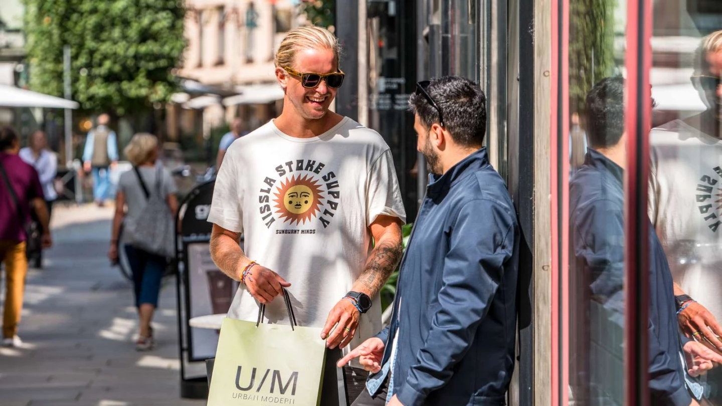två män shoppar på en gågata i Helsingborg