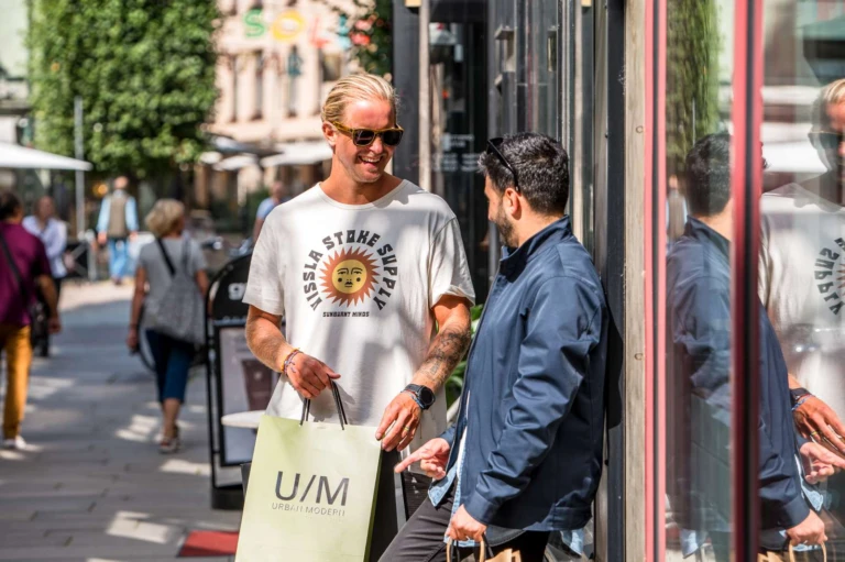 två män shoppar på en gågata i Helsingborg