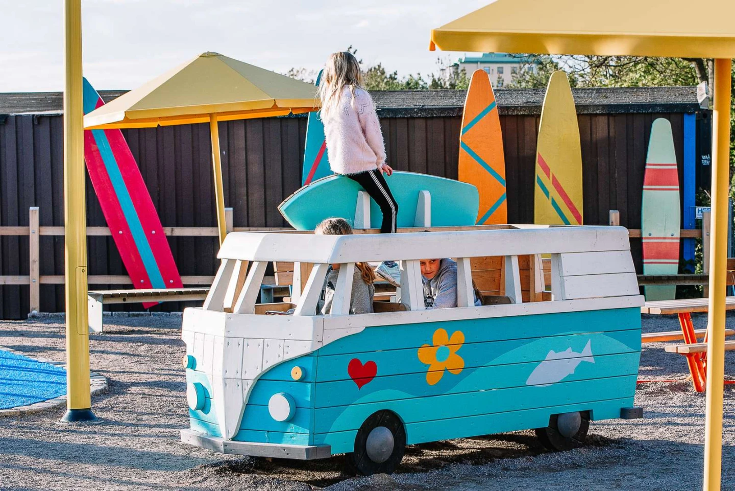 surfbuss på lekplatsen surflekan