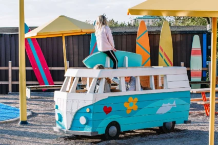 surfbuss på lekplatsen surflekan