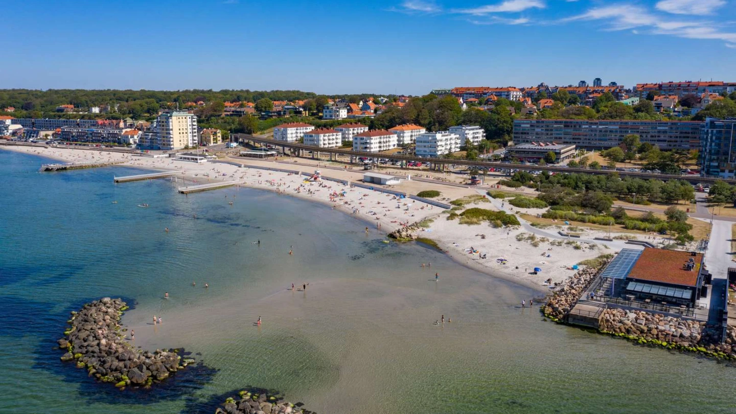 drönarbild över stranden Fria bad