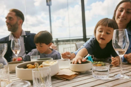 barnfamilj på restaurang