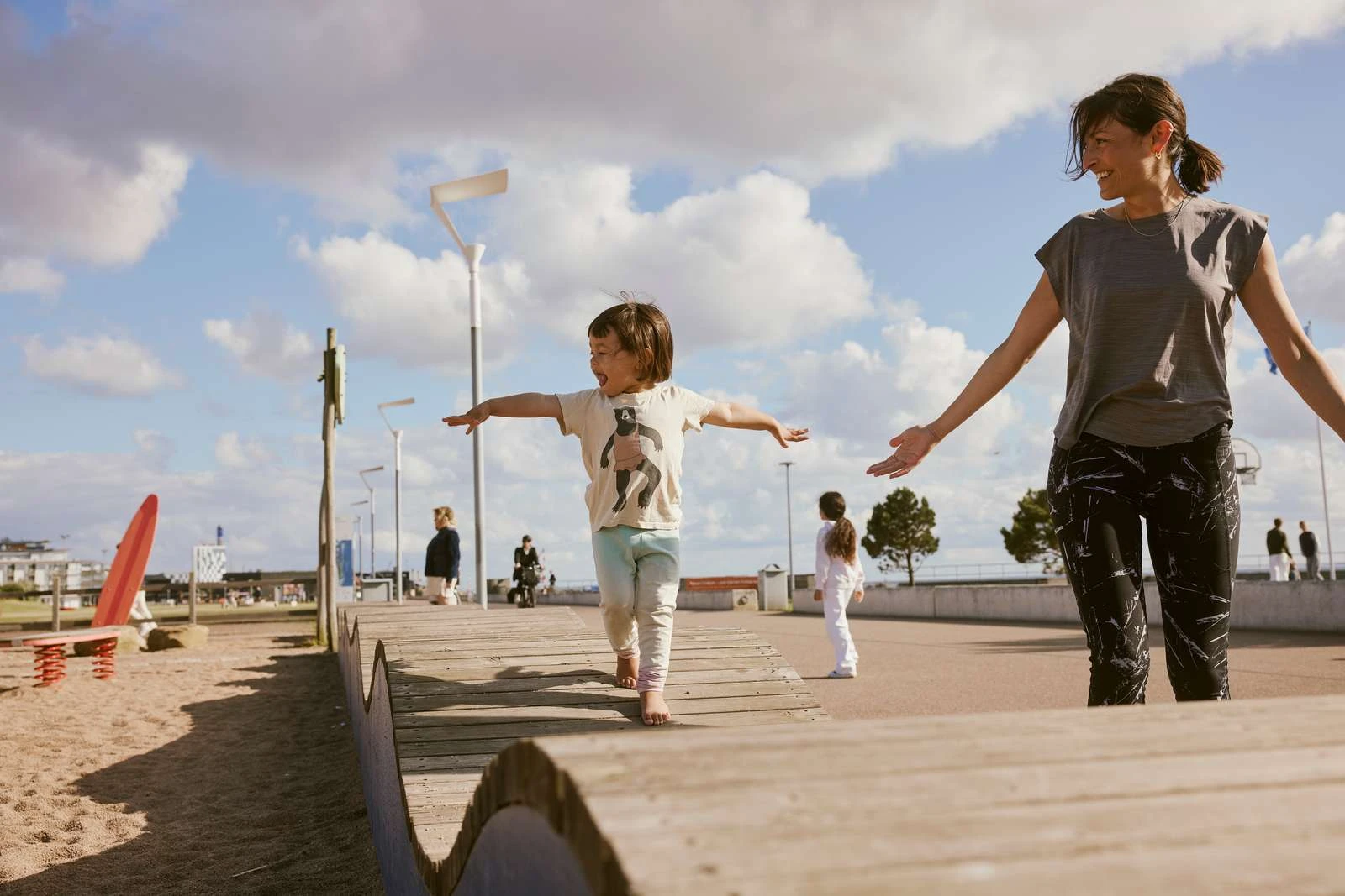 Mamma och ett barn på lekfull promenad