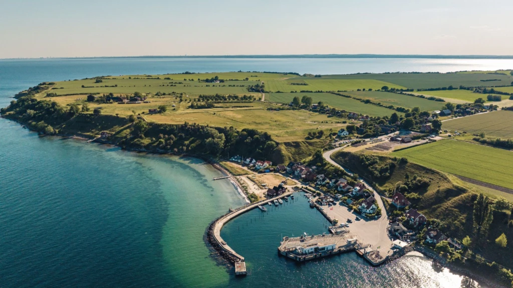 drönarbild över ett grönt och frodigt Ven