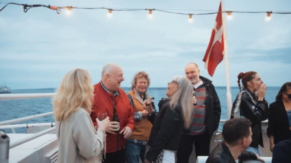 ett gäng som turar på övre däck på en båt mellan Helsingör och helsingborg