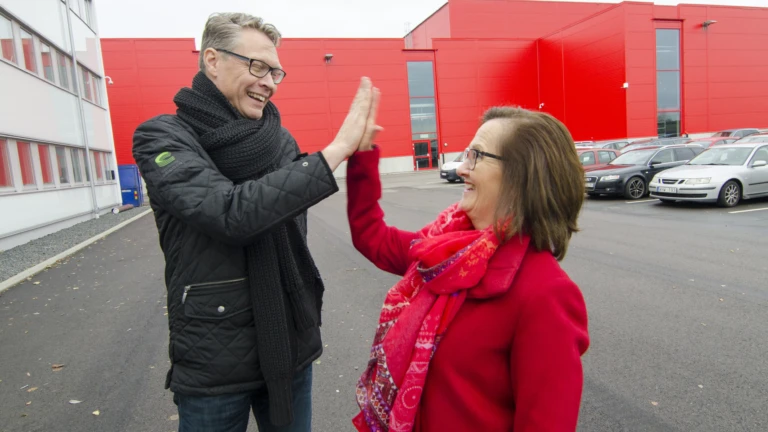 Två människor som klappar varandras händer.