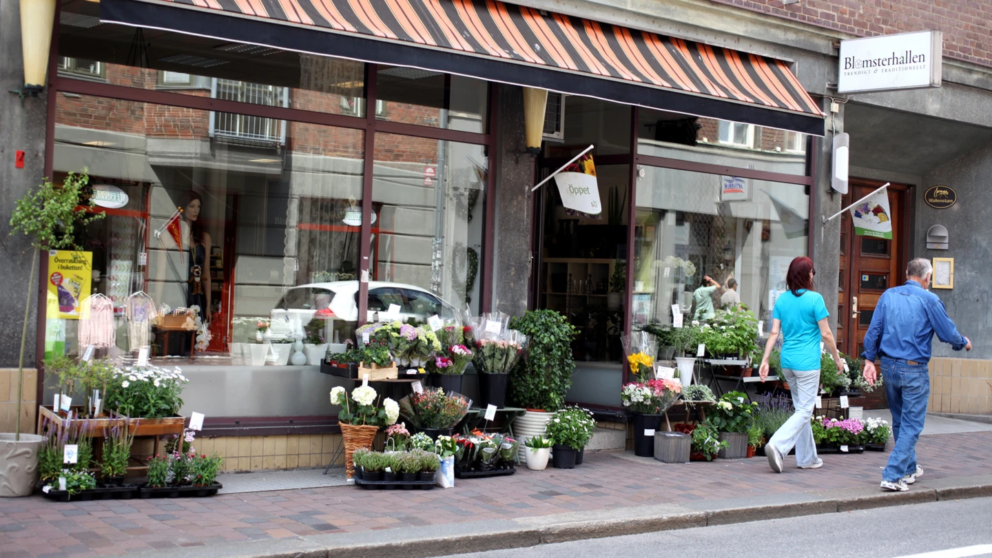 Blomsterbutik med blommor på trottoaren som varuexponering (foto: Johanna Enochsson)