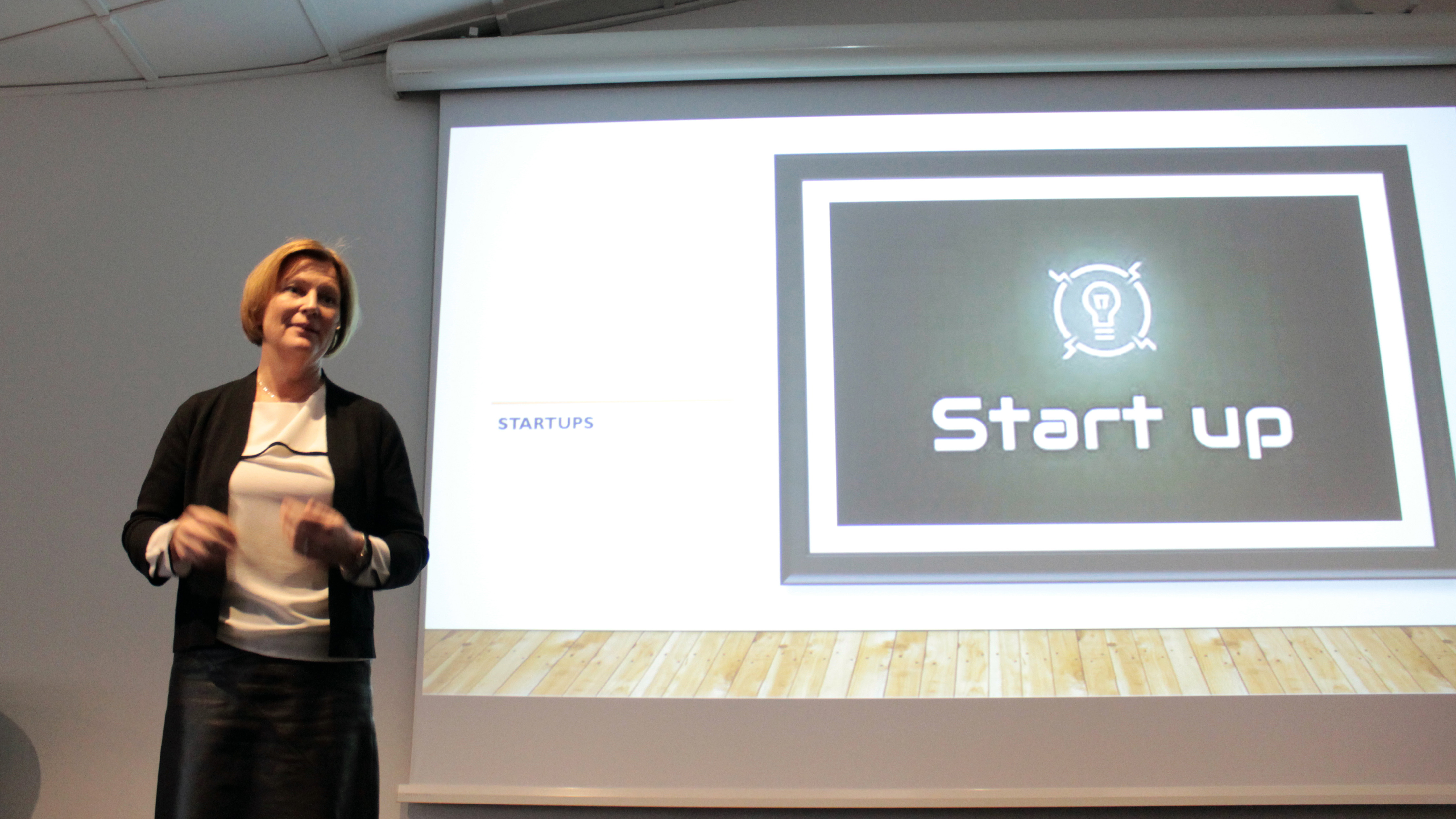 Jeanette Andersson från Minc i Malmö föreläser om startups på näringslivsfrukosten.