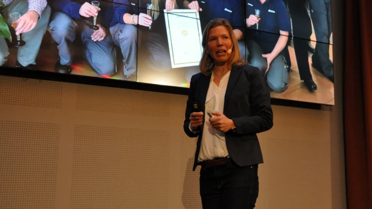 Anna Celsing föreläser på Näringslivsfrukosten.