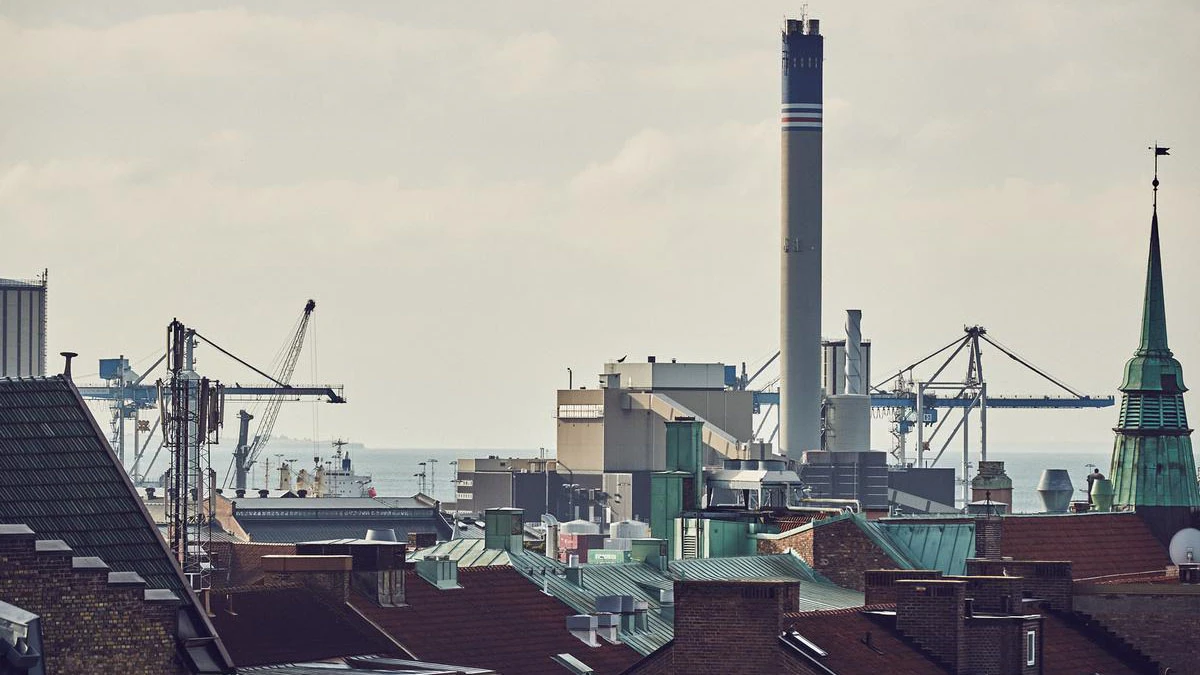 Vy över centrala Helsingoborg med hamnen i bakgrunden.