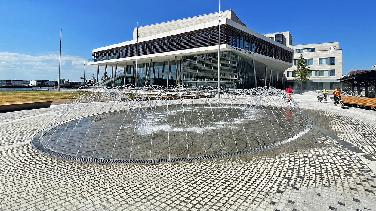 Evememangsplatsen Ångfärjeparken: Vy över fontänen med kongressanläggningen SeaU i bakgrunden