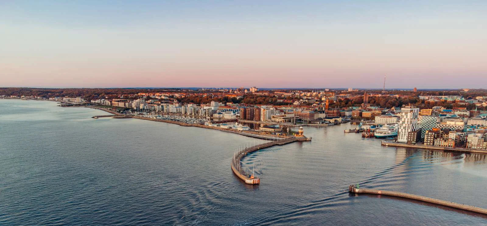 Bild över staden och sundet