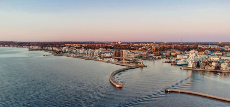 Bild över staden och sundet