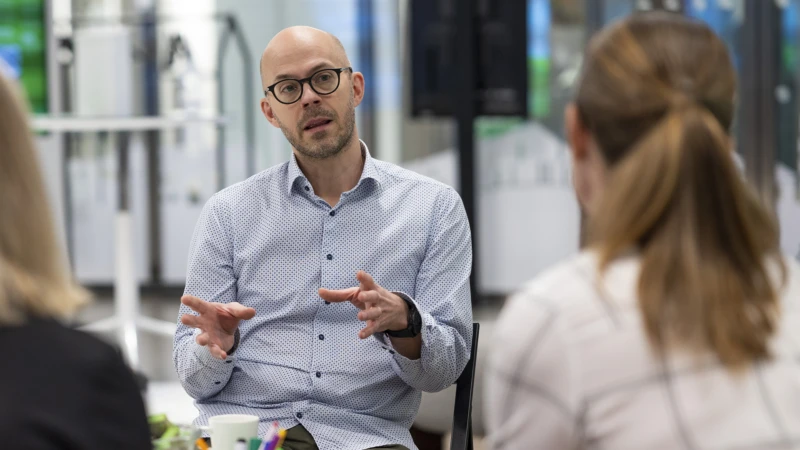 Simon Nilsson, ägare på CM Byggkonsult, tror vi behöver ta oss an klimatutmaningen tillsammans.