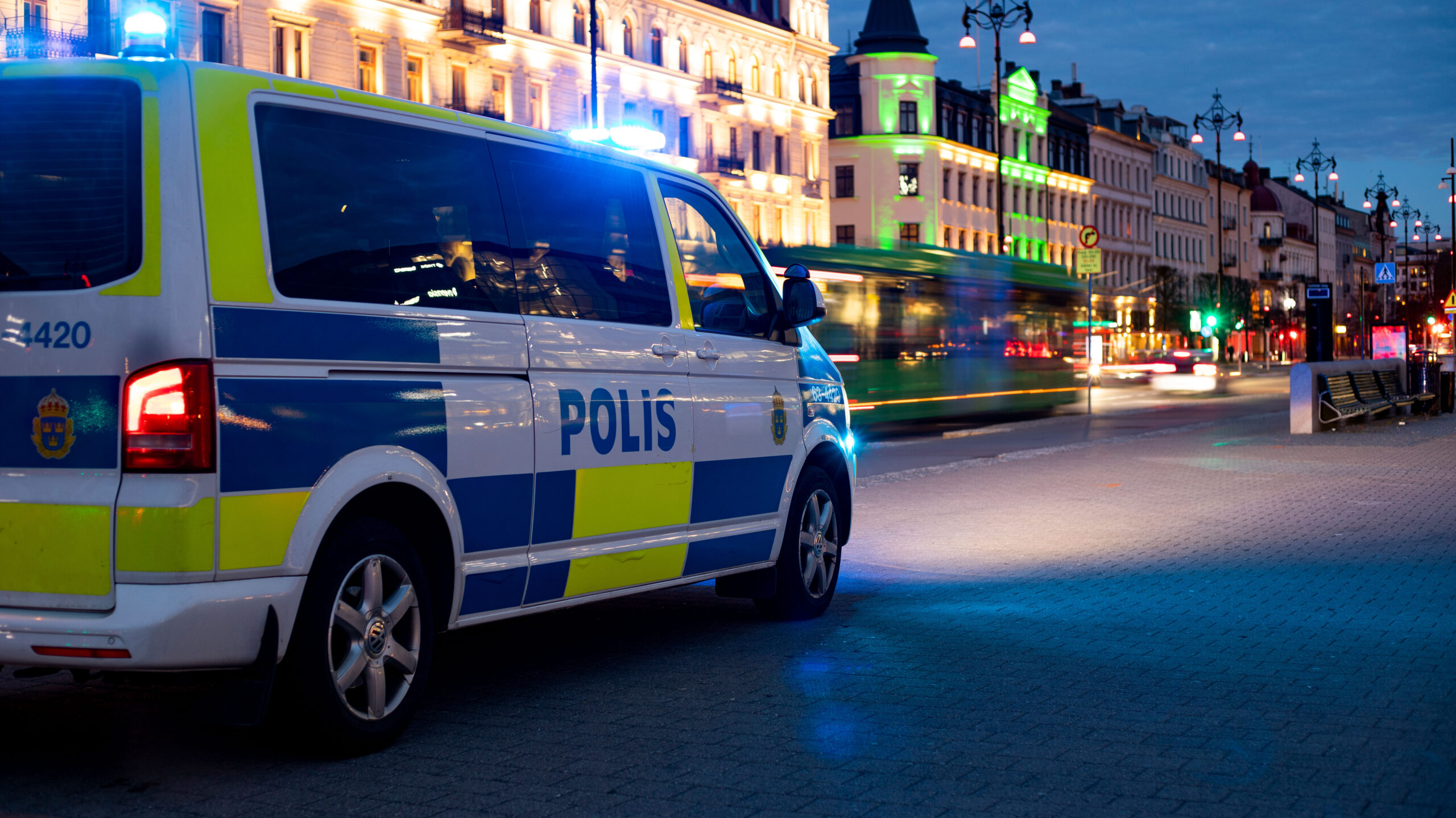 Polisbuss i centrum en kväll.