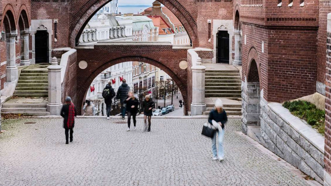 Juldekorerad terrasstrappa.