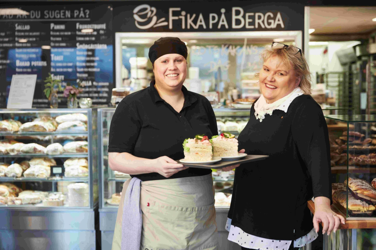 Två kvinnor på fiket "fika på Berga".