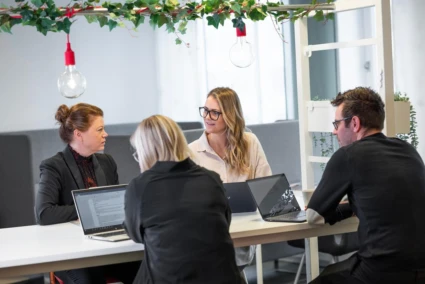 Personer som sitter i möte