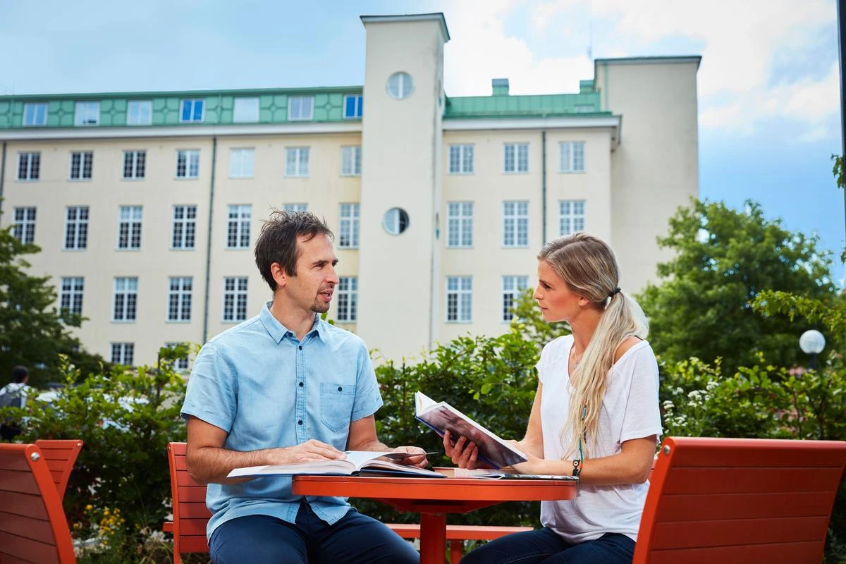 Man och kvinna sitter och pratar