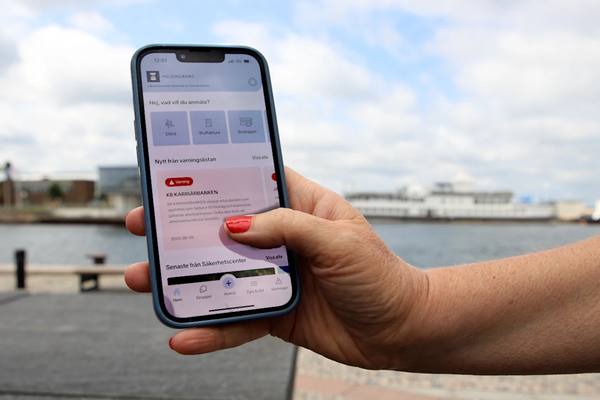 En hand som håller i en telefon med app