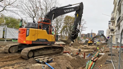 Grävmaskin gräver på Trädgårdsgatan