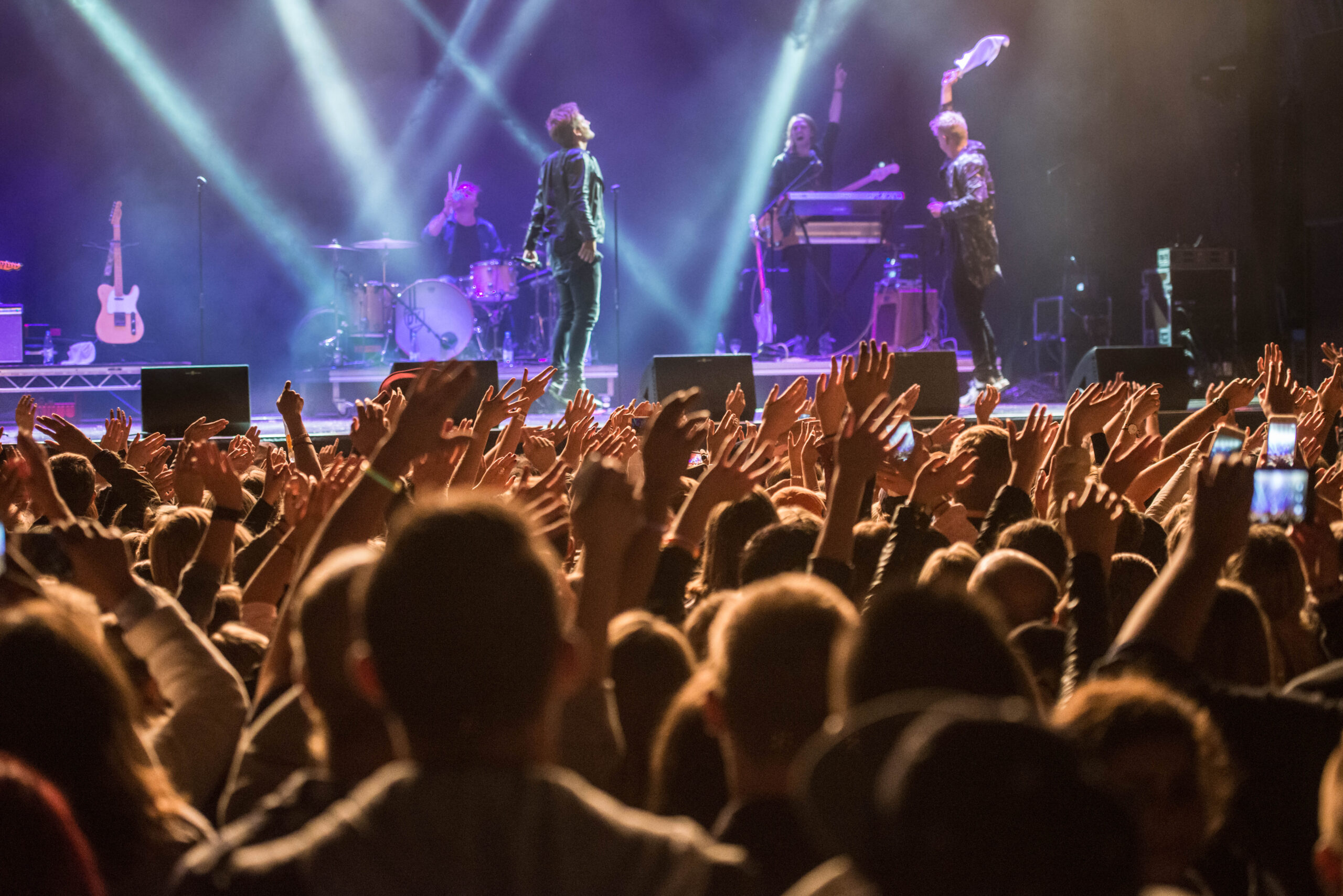 en konsert med en artist på scenen