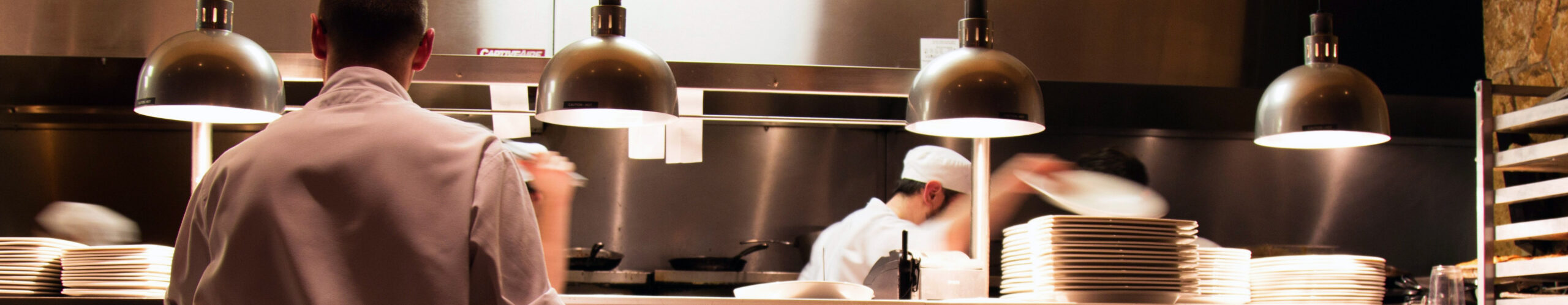 Personal i restaurangkök.