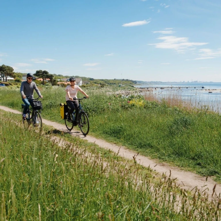 Ett par cyklar längs havet på Kattegattleden.