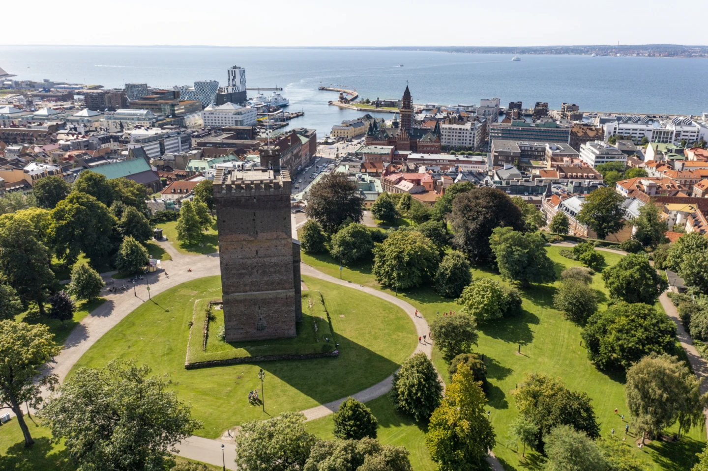 drönarbild över Kärnan sommartid med utsikt över staden och sundet