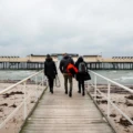 Pålsjö Kallbadhus i Helsingborg, tre personer på väg ut för att kallbada