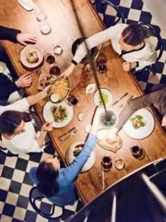 Unga helsingborgare äter på restaurang Drottningatan 35 i Helsingborg. Bilden tagen ovanifrån.