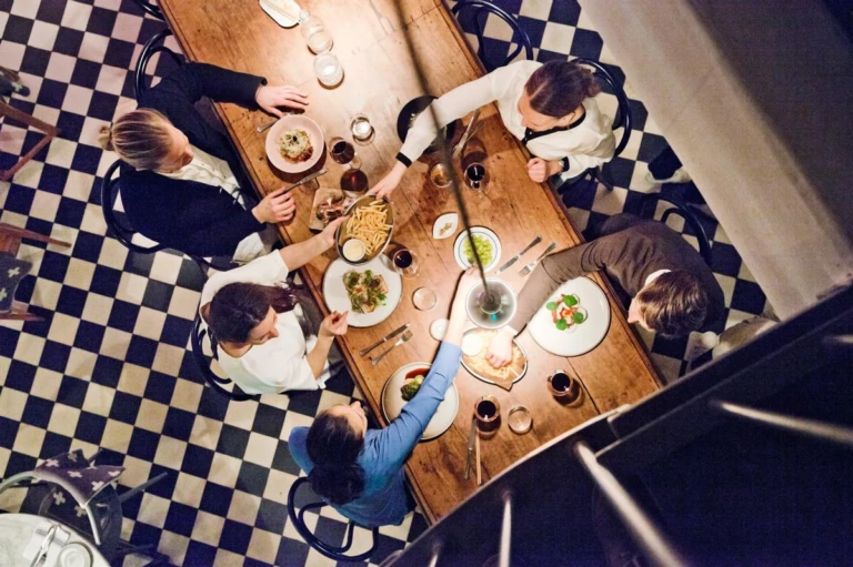 Unga helsingborgare äter på restaurang Drottningatan 35 i Helsingborg. Bilden tagen ovanifrån.