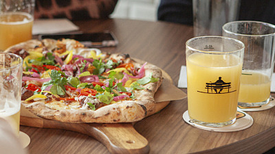 Pizza och öl uppdukat på ett bord på benchwarmers.