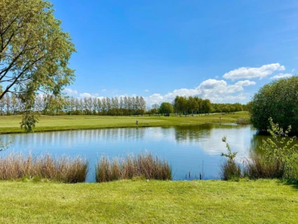 Allerums golfbana, en sjö i centrum på bilden med banorna runt.